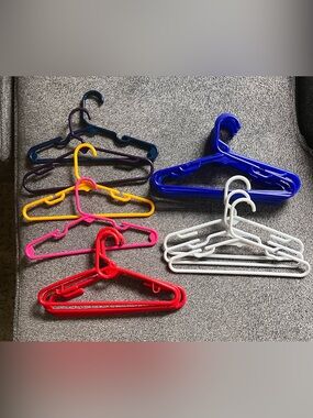22 Children’s Hangers Assorted Colors
